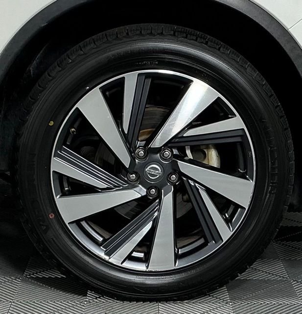 Used 2018 White Nissan Platinum image 8