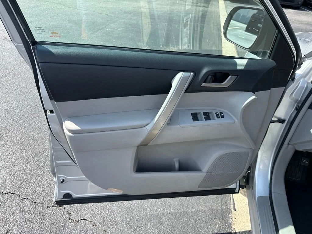 Used 2013 Classic Silver Metallic Toyota SE image 22