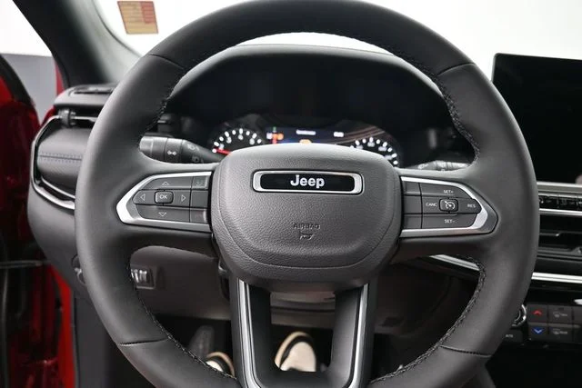 New 2026 Red Hot Pearl-Coat Exterior Paint Jeep Latitude image 20