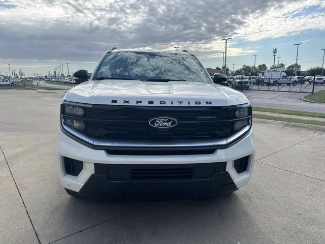 New 2027 Star White Metallic Tri-Coat Ford Platinum image 11