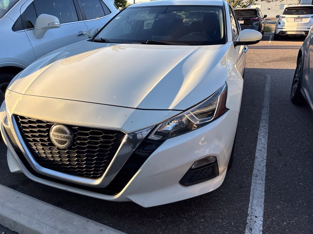 Used 2020 White Nissan 2.5 S image 3