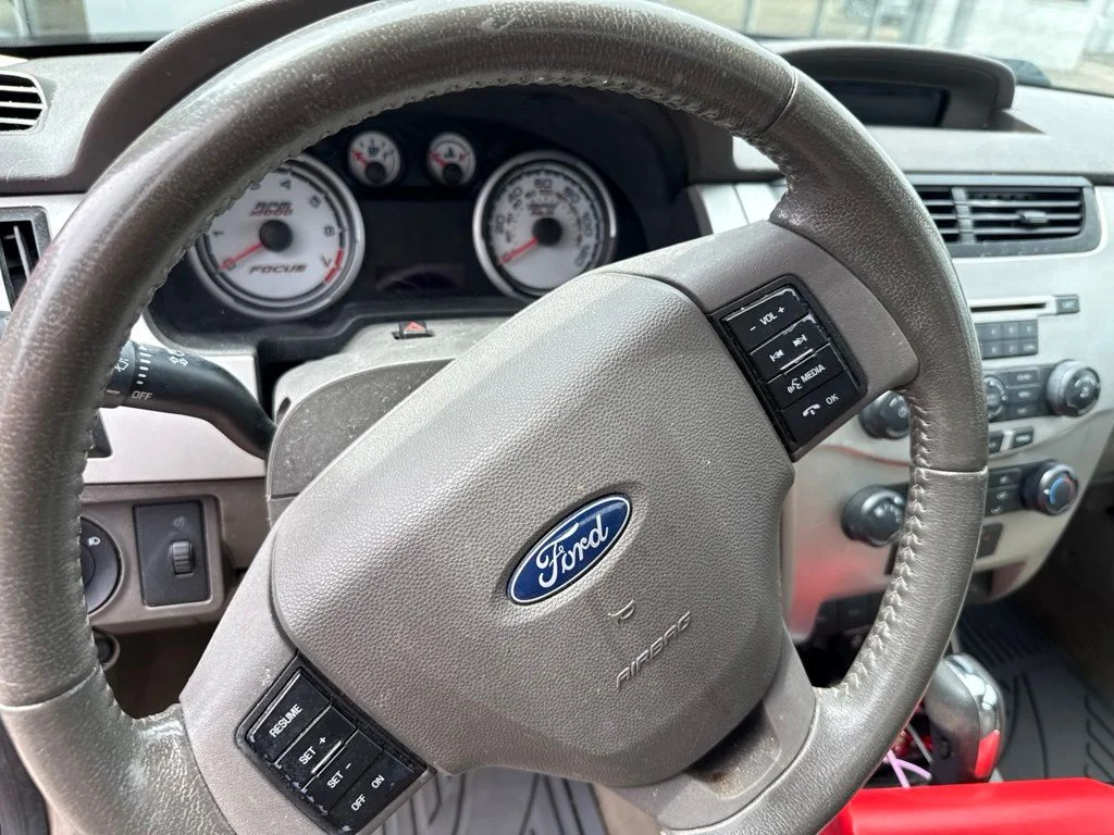 Used 2011 Red Ford SEL image 6