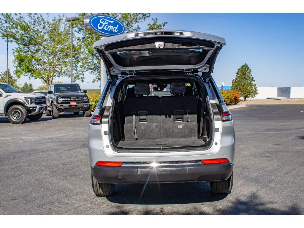 Used 2024 Silver Zynith Jeep Limited image 11