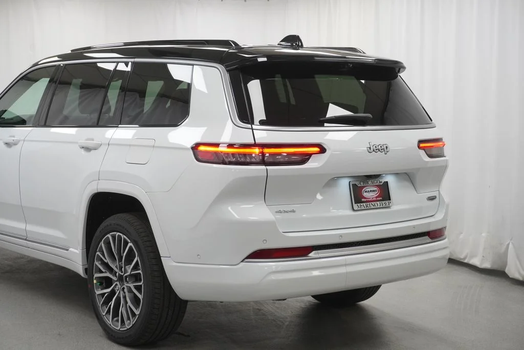 New 2026 Bright White Clear-Coat Exterior Paint Jeep Summit image 12