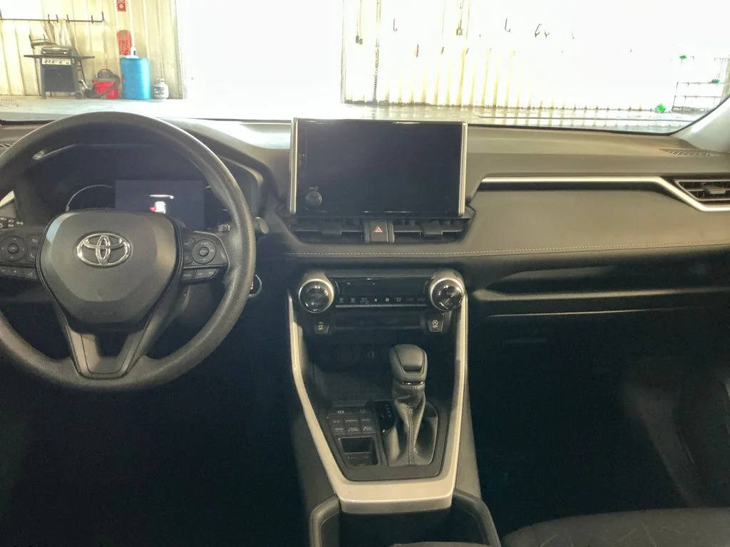Used 2025  Toyota XLE image 16