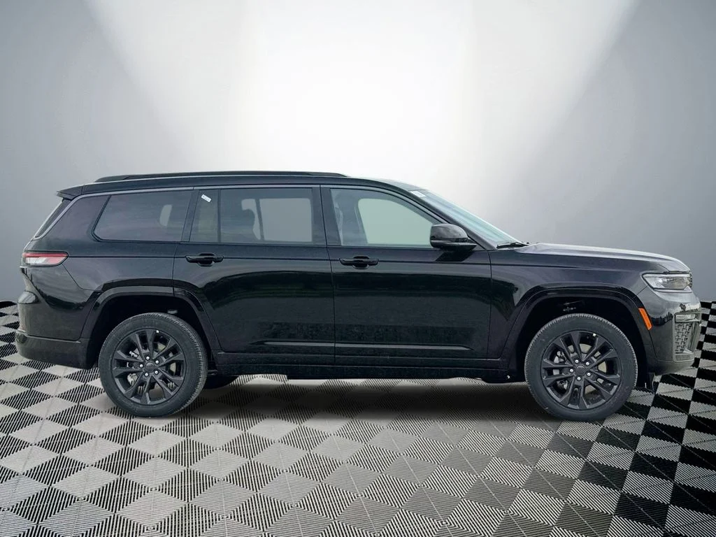 New 2026 Diamond Black Crystal Pearl-Coat Exterior Paint Jeep Limited image 6