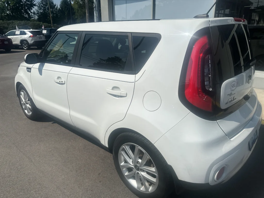 Used 2018 Clear White Kia + image 3