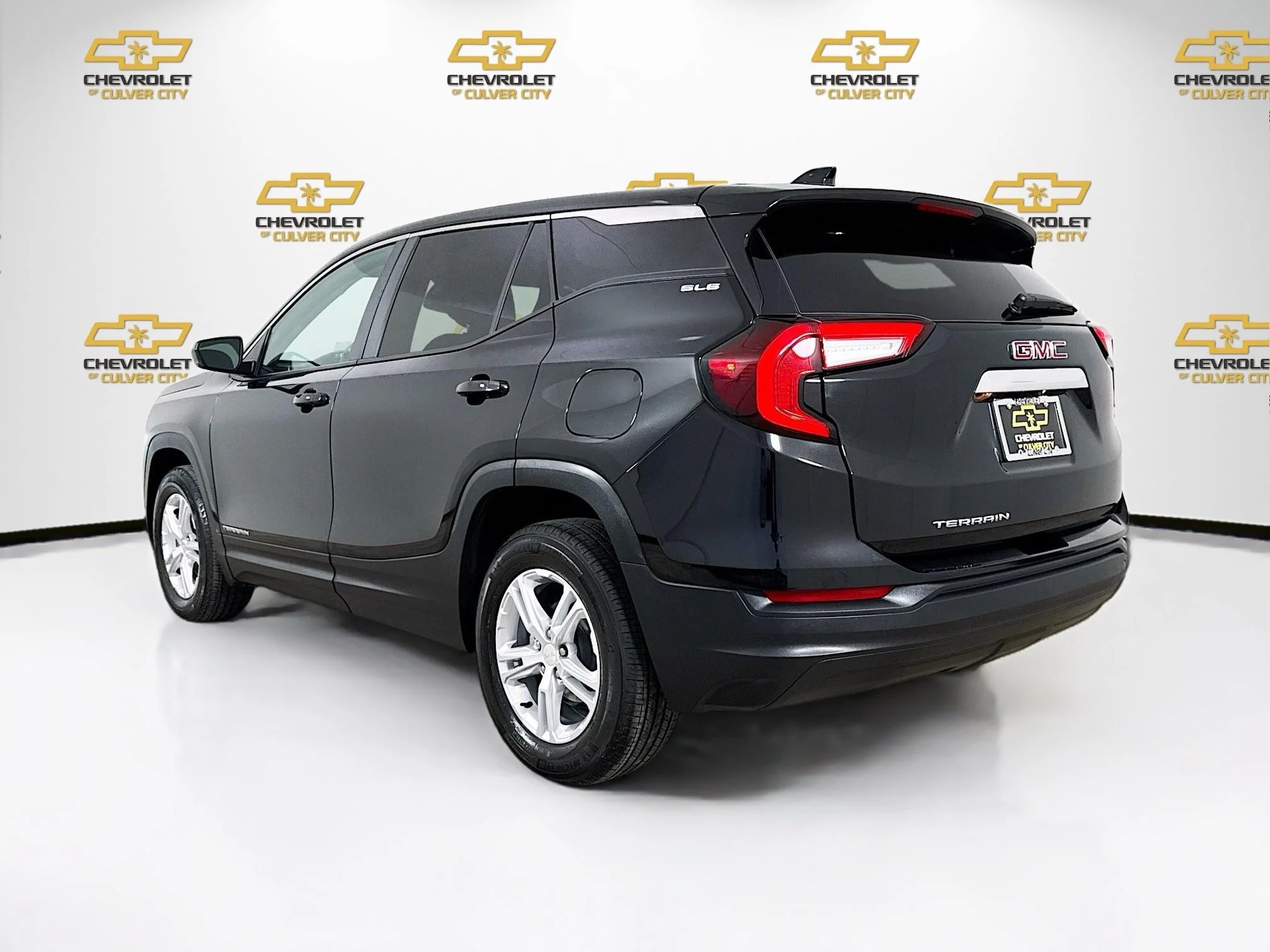 Used 2023 Ebony Twilight Metallic GMC SLE image 6