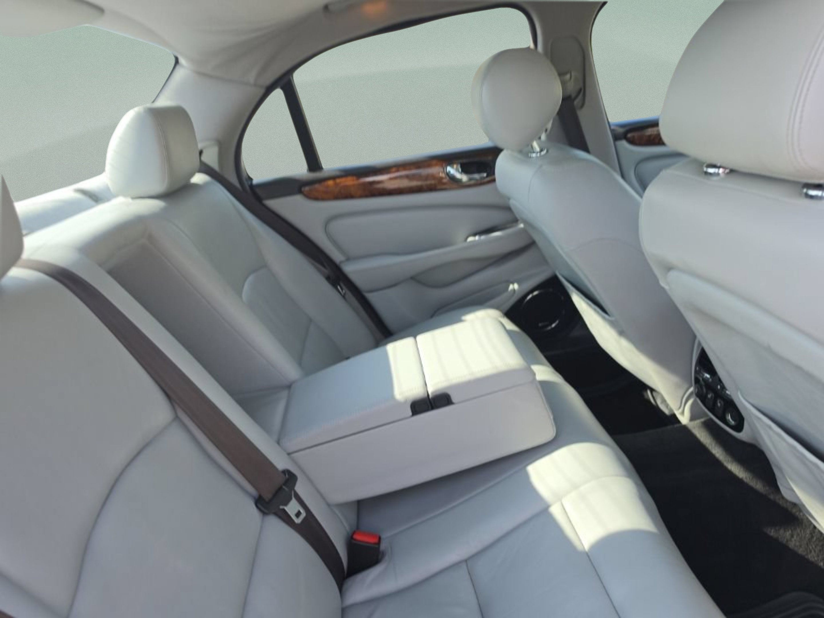Used 2004  Jaguar XJR image 24