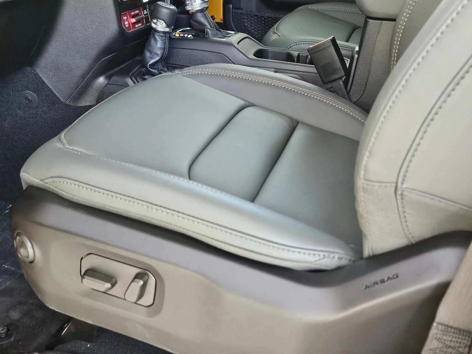 New 2026 Goldilocks Exterior Paint Jeep Mojave X image 4