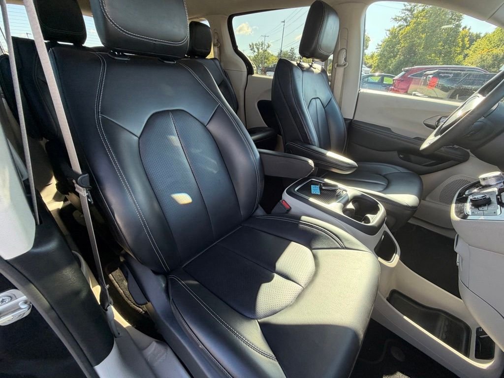 Used 2023 Black Chrysler Touring L image 41