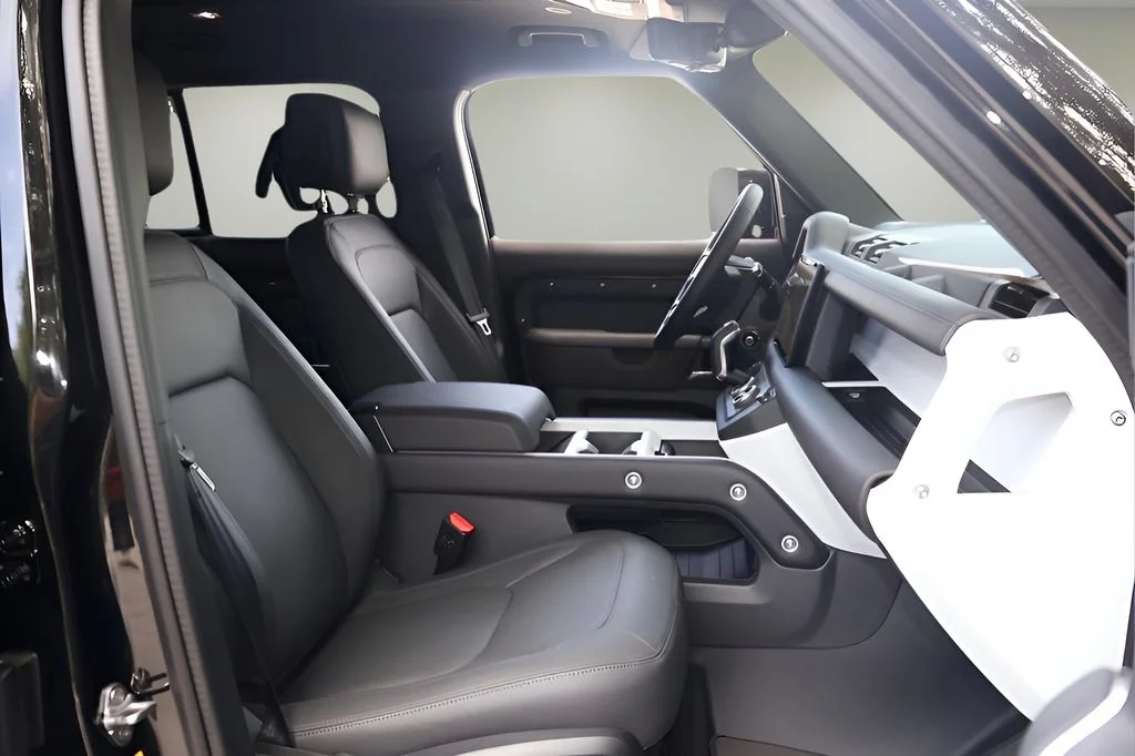 Certified Used 2025 Black Land Rover X-Dynamic SE image 17