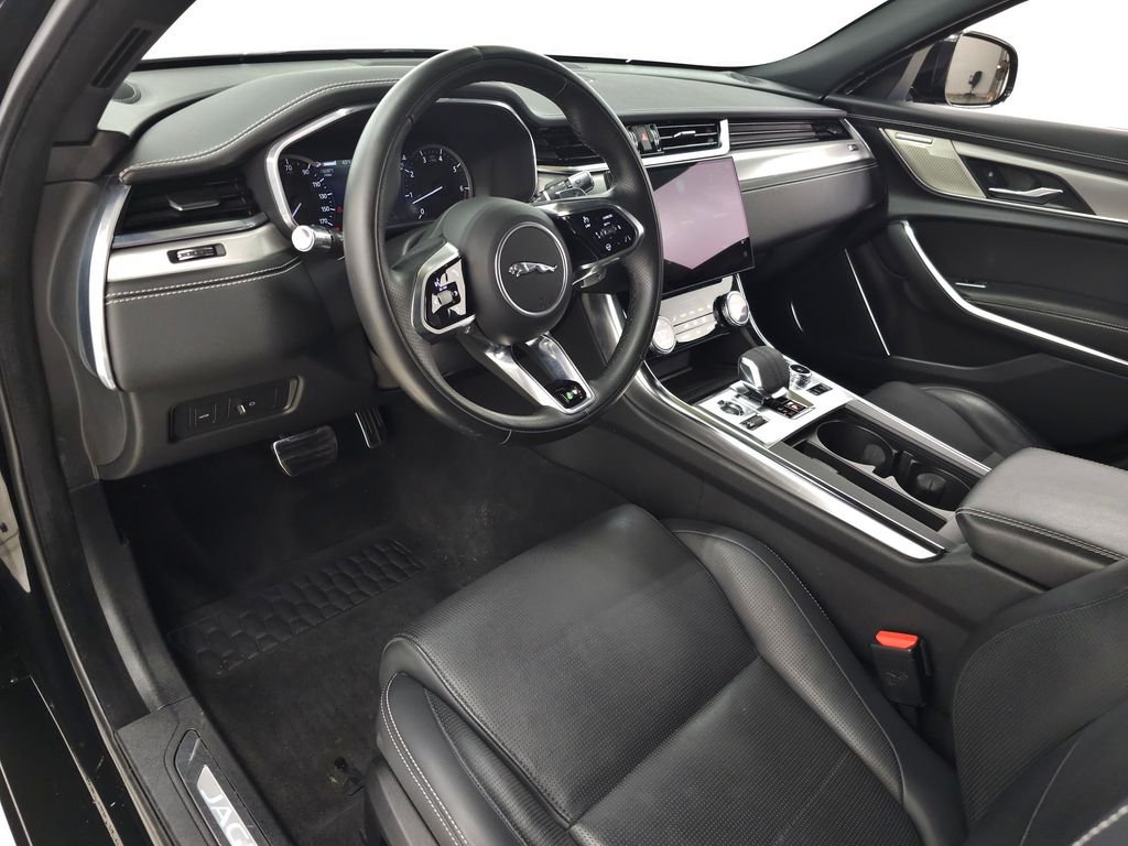 Used 2022  Jaguar R-Dynamic SE image 18