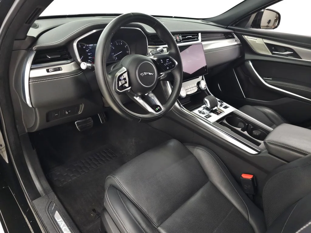 Used 2022  Jaguar R-Dynamic SE image 18