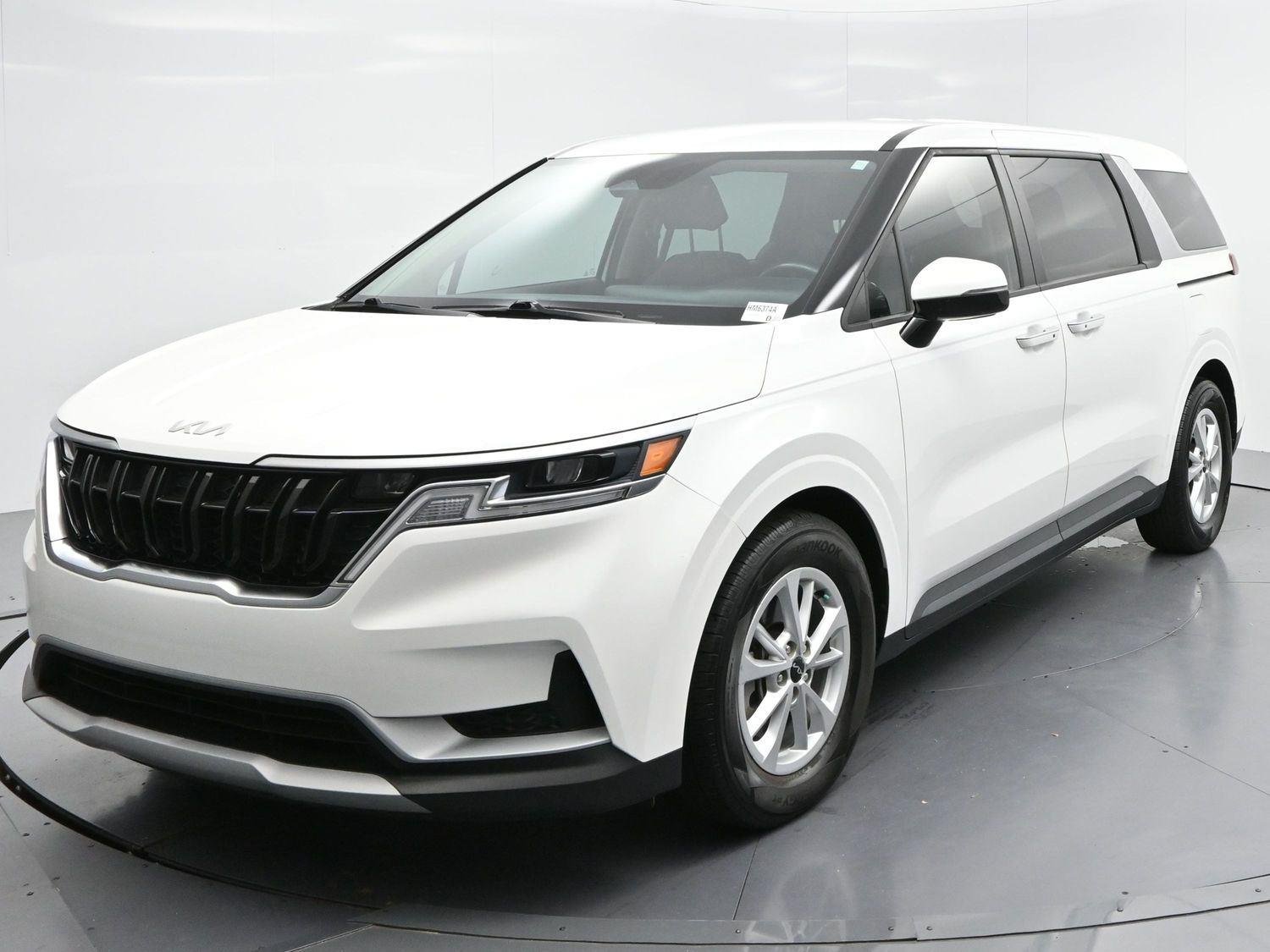 Used 2022 Snow White Pearl Kia LXS image 3