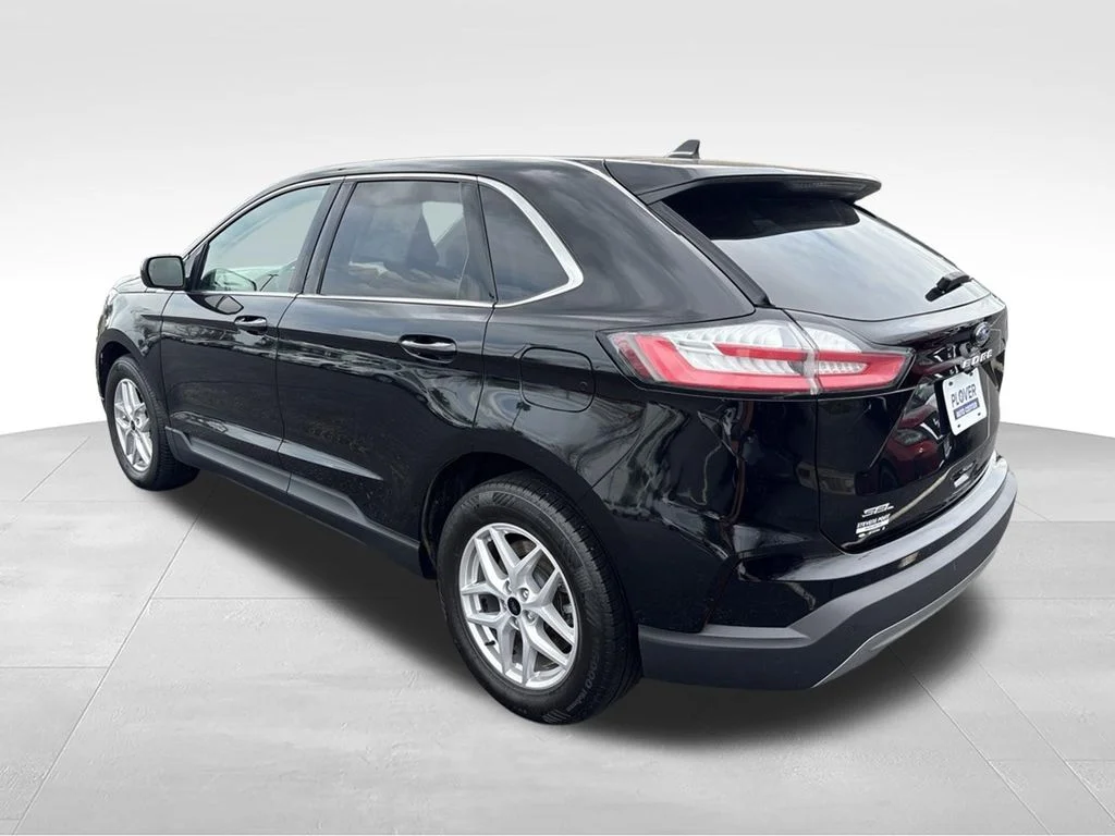 Used 2024 Agate Black Metallic Ford SEL image 4