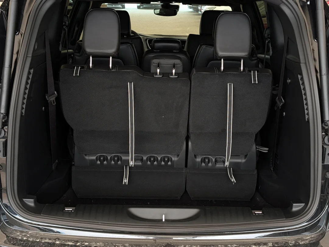 New 2027 Black Chrysler Select - - FWD - Stow n Go Seating - Adaptive Cruise - Apple CarPlay & More! image 28