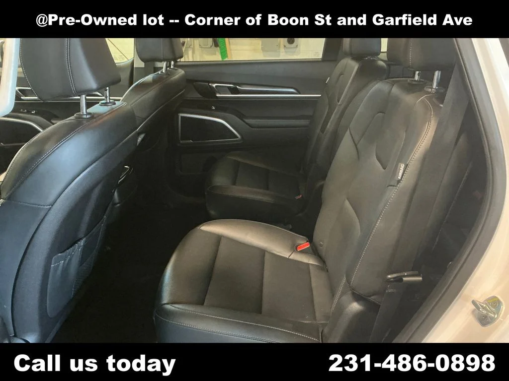Used 2023 White Kia S image 27