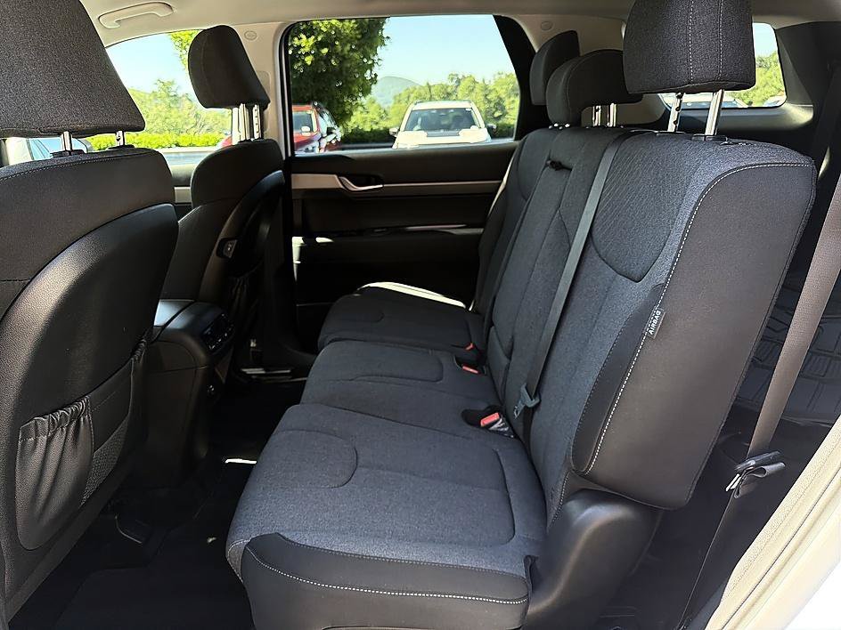 Used 2025 Hyper White Hyundai SE image 12
