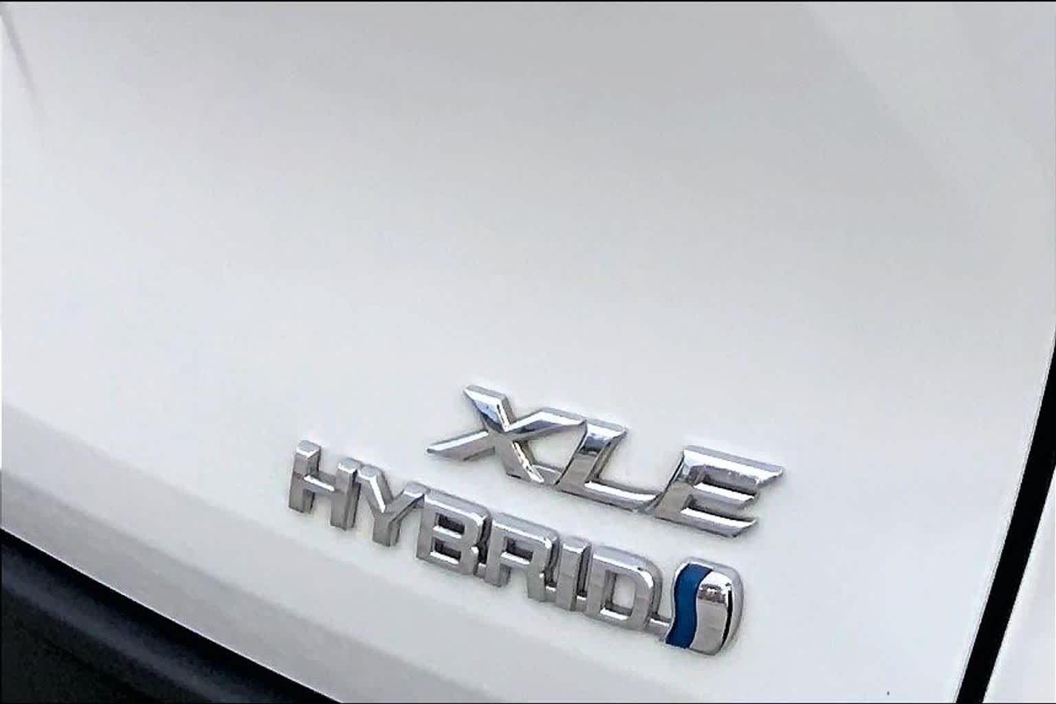 Used 2024 Wind Chill Pearl Toyota XLE image 30