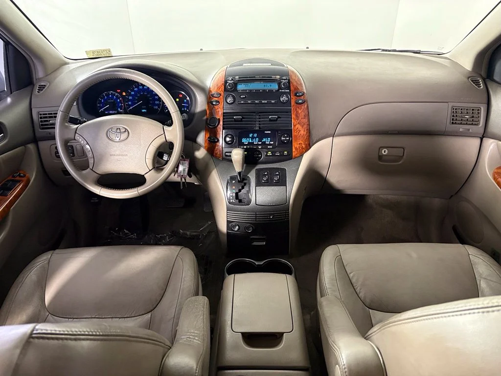 Used 2006 White Toyota XLE image 27