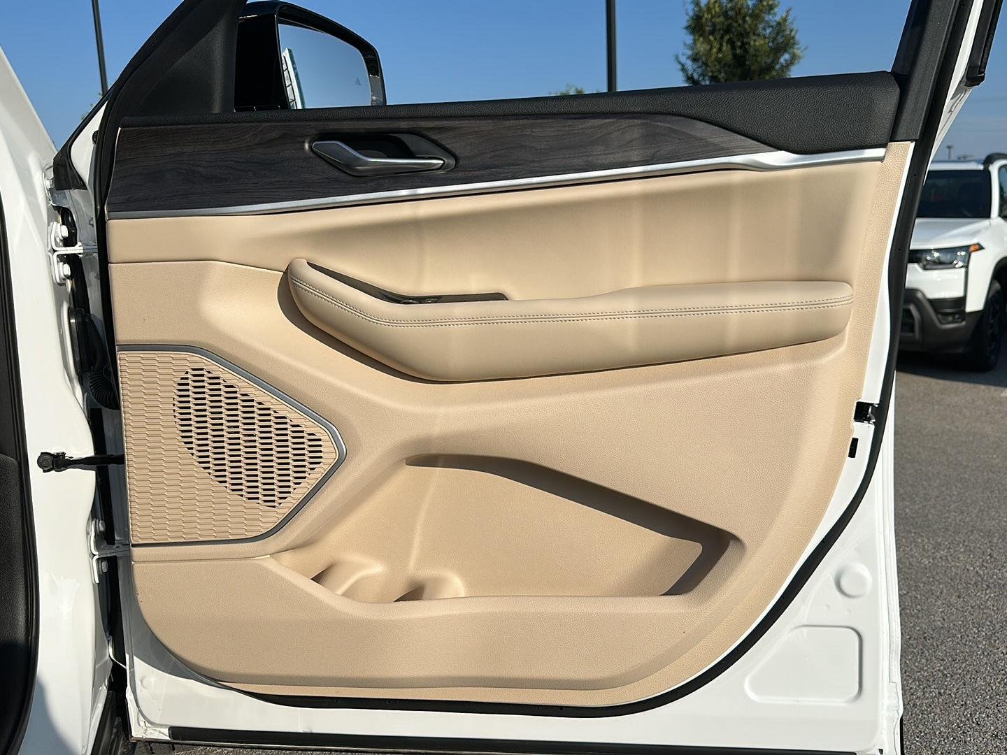 New 2026 Bright White Clear-Coat Exterior Paint Jeep Limited image 35