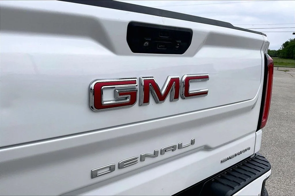 Used 2022 White GMC Denali image 27