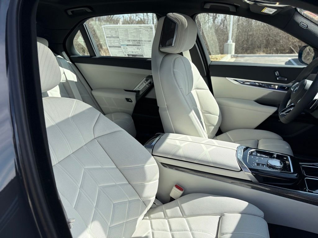 2025 BMW 7 Series 760i - Photo 16