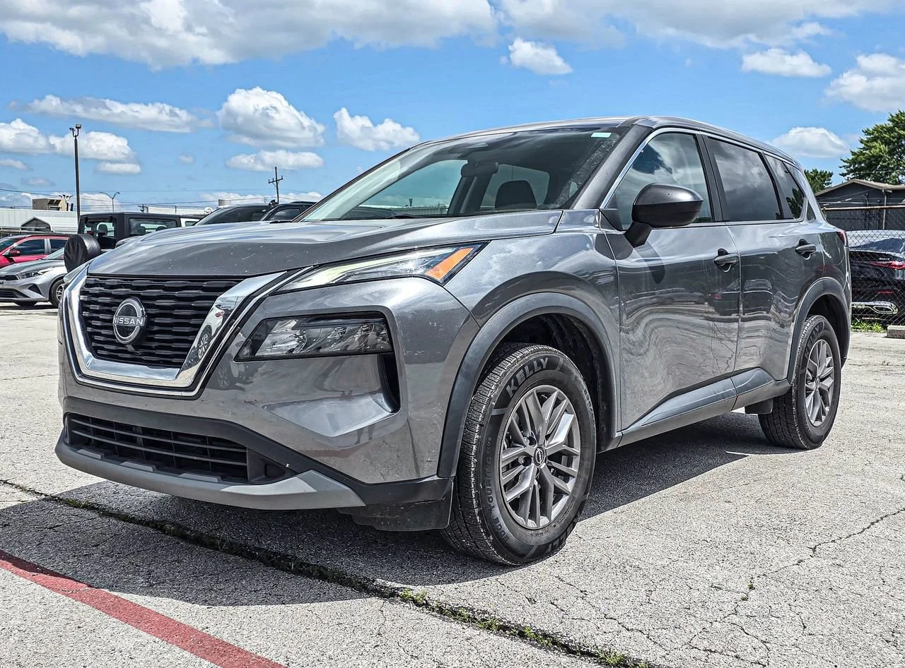Used 2023  Nissan S image 2