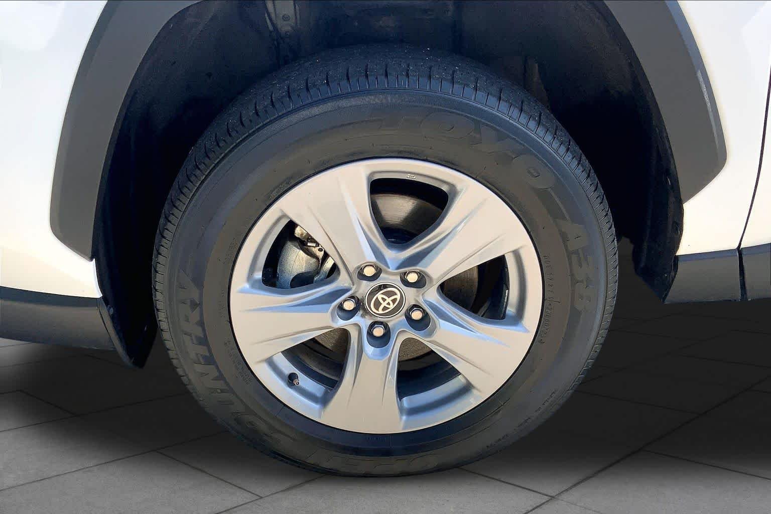 Used 2025 Ice Cap Toyota Hybrid XLE image 11