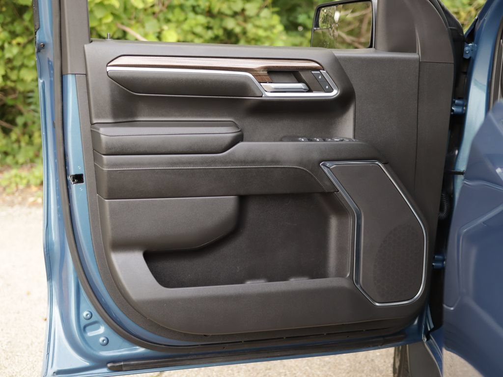 Used 2024 Lakeshore Blue Metallic Chevrolet LT (2FL) image 23