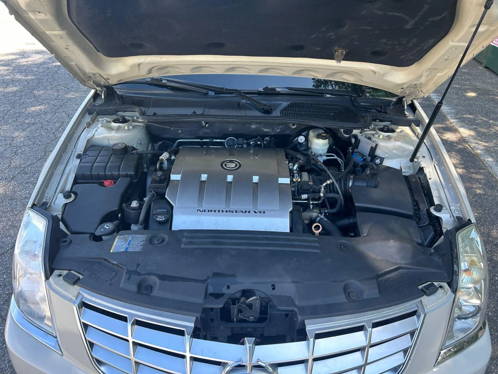 Used 2010 Vanilla Latte Cadillac w/1SA image 20