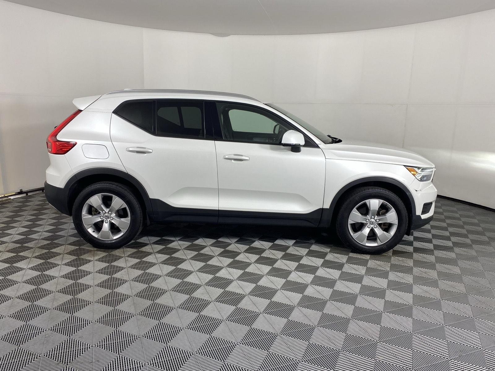 Used 2022 Crystal White Metallic Volvo Momentum image 10