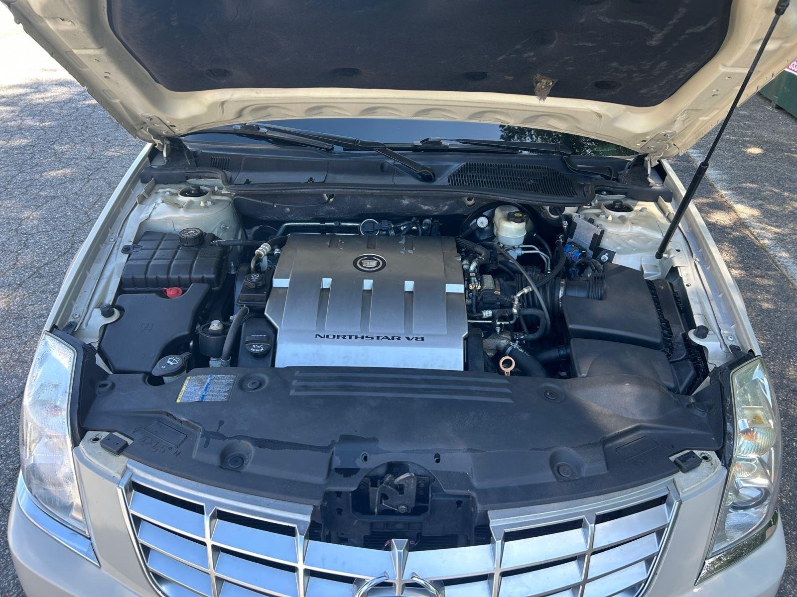 Used 2010 Vanilla Latte Cadillac w/1SA image 20