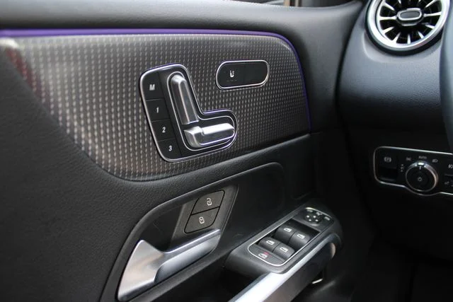 Used 2022  Mercedes-Benz GLB 250 image 14