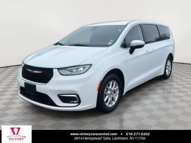 2023 Chrysler Pacifica Touring L's photo