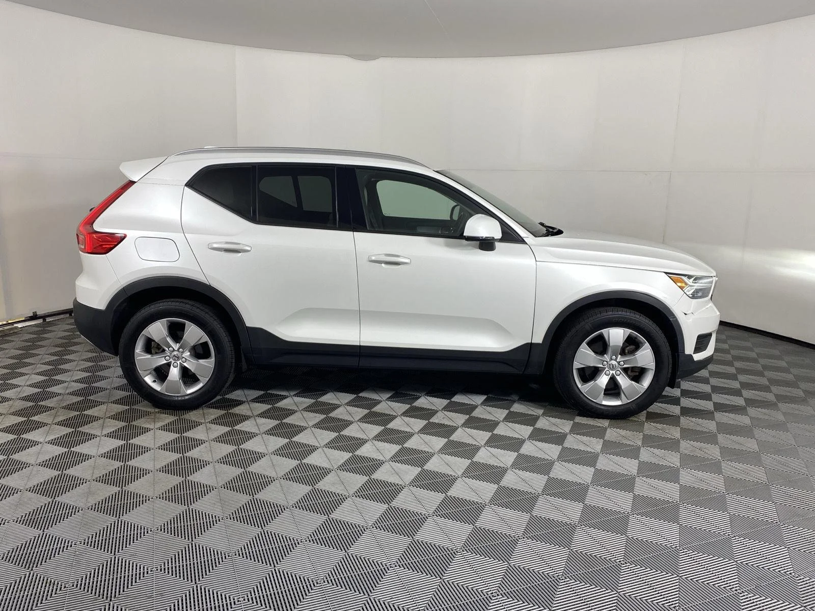 Used 2022 Crystal White Metallic Volvo Momentum image 10