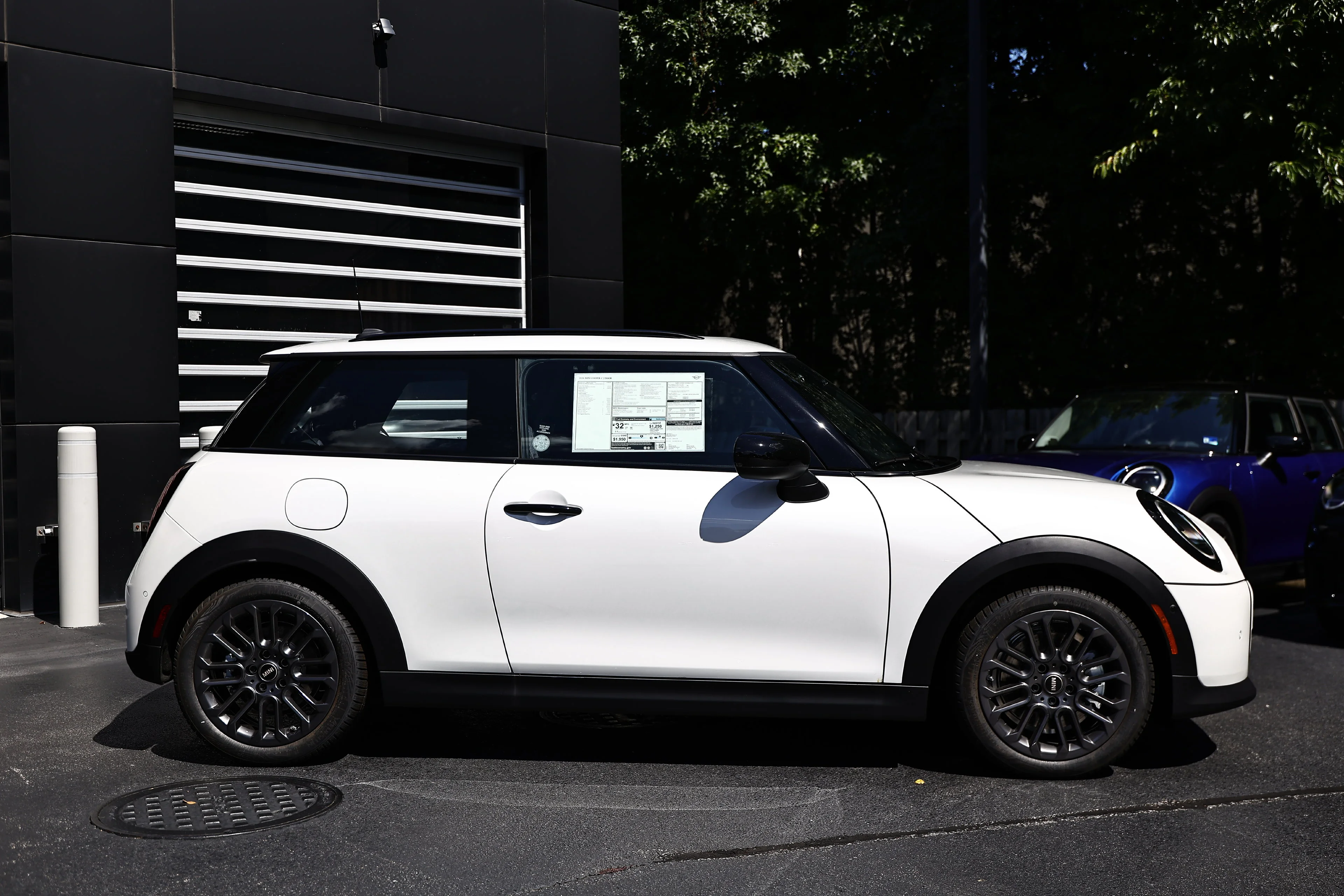 New 2026 White Metallic MINI Signature Plus image 4