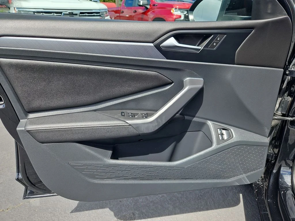 Used 2024 Deep Black Pearl Volkswagen 1.5T SE image 10