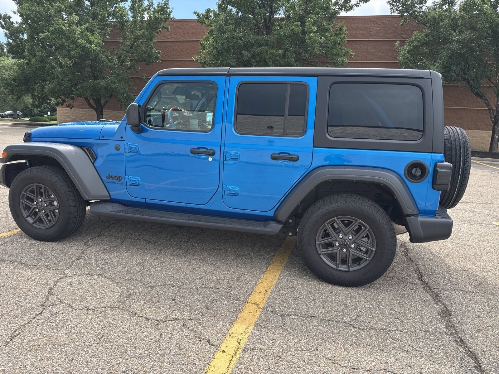 Used 2024 Hydro Blue Pearlcoat Jeep Sport S image 28