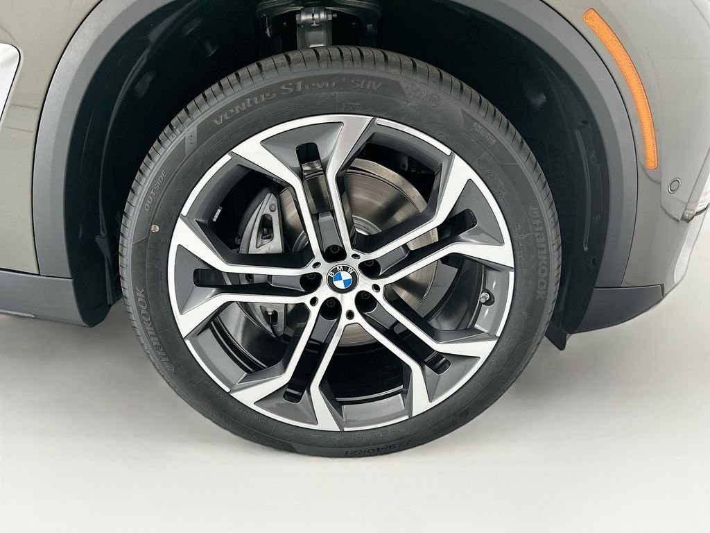 New 2026 Green Metallic BMW sDrive40i image 31
