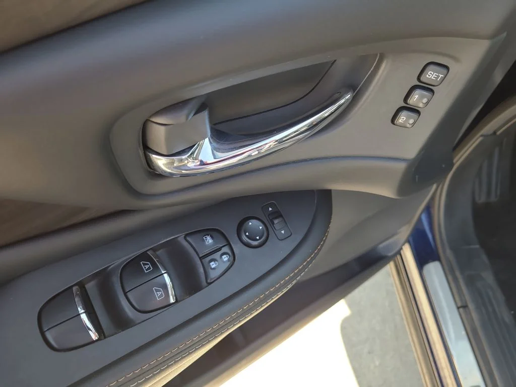 Used 2023 Blue Nissan Platinum image 22