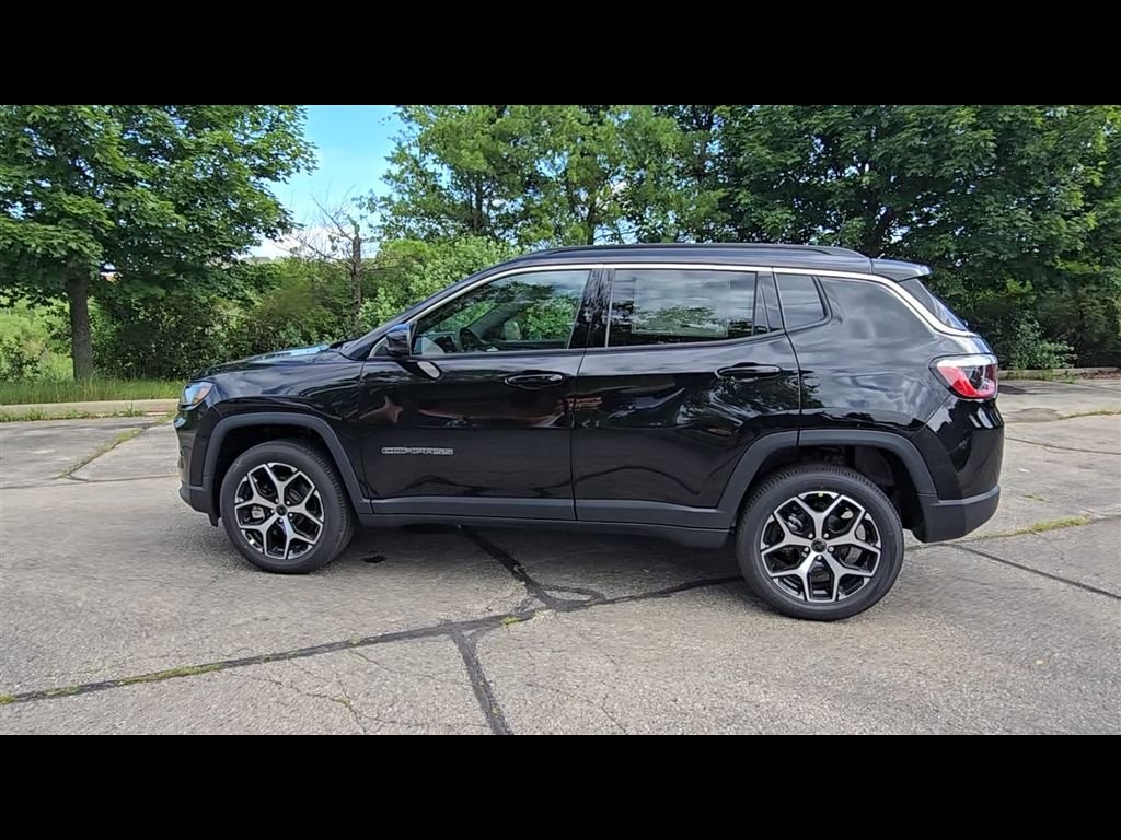 New 2026 Diamond Black Crystal Pearl-Coat Exterior Paint Jeep Limited image 5