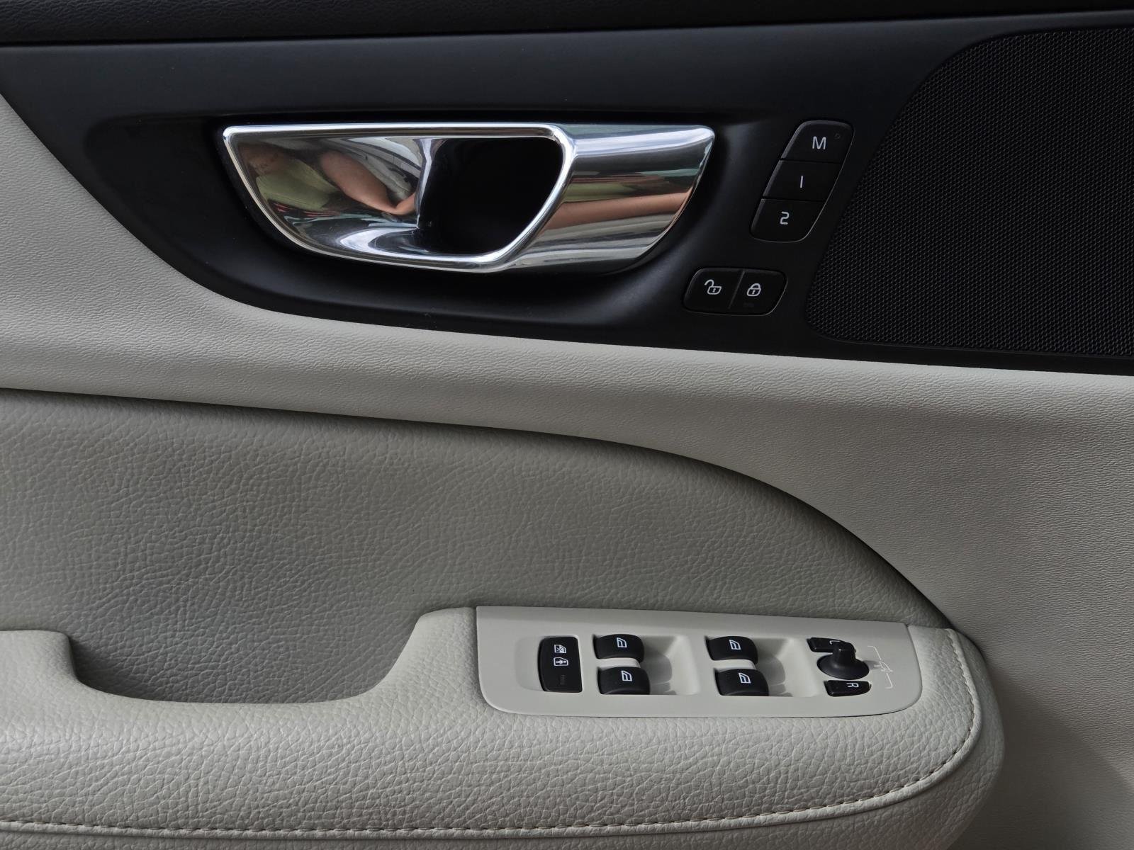 Used 2019 Crystal White Pearl Metallic Volvo Momentum image 28
