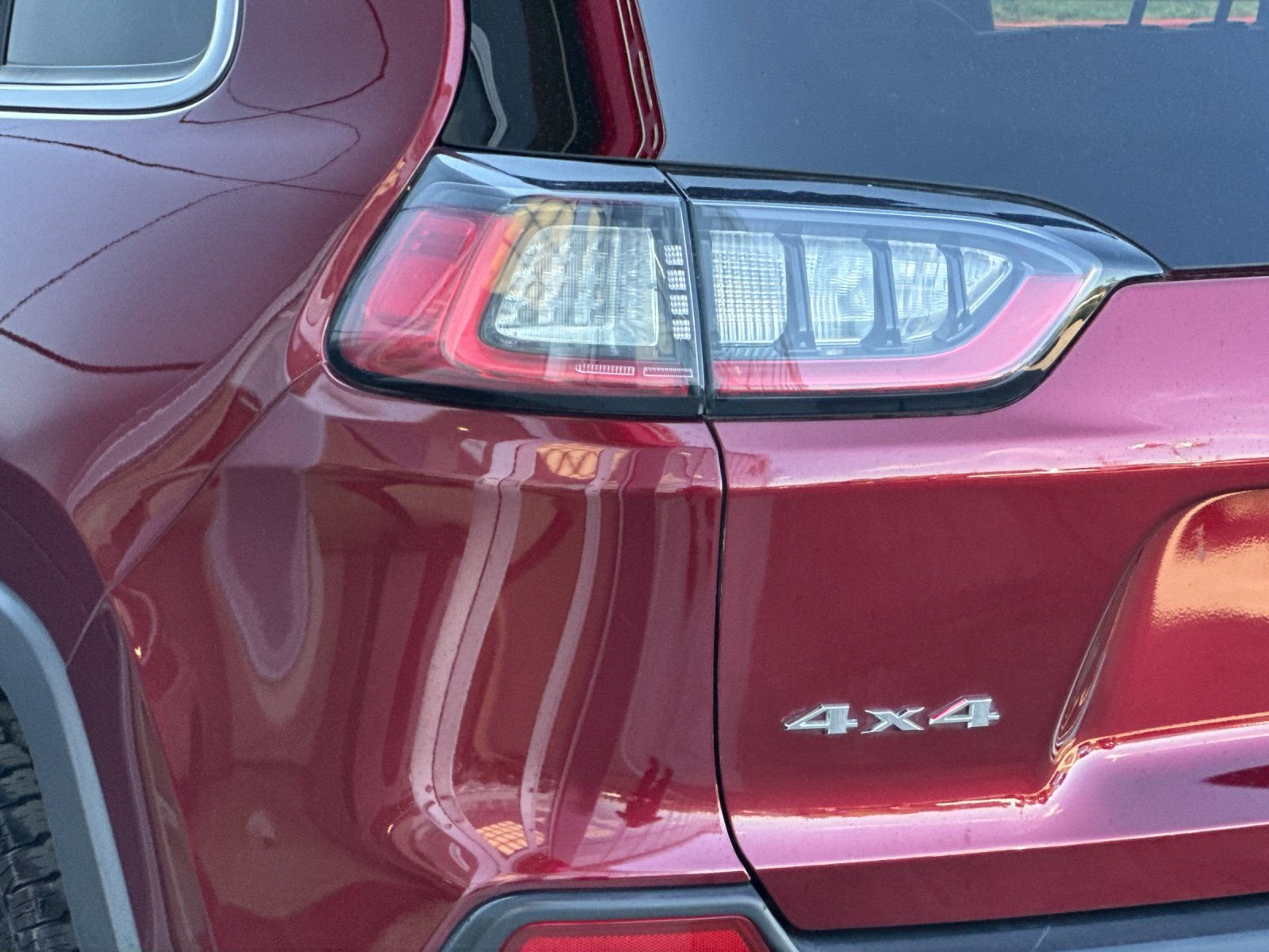 Used 2019 Velvet Red Pearlcoat Jeep Latitude Plus image 23