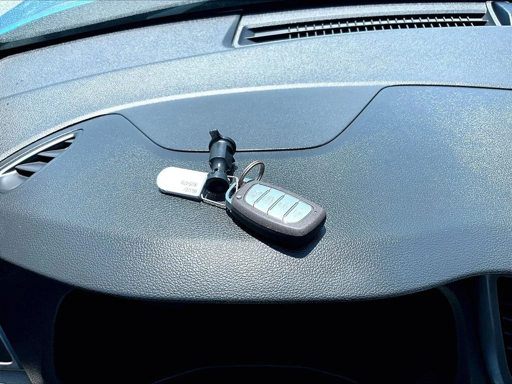 Used 2018 Blue Hyundai Value image 12