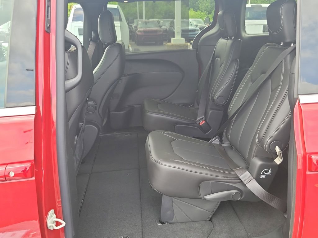 New 2027 Red Hot Pearl-Coat Exterior Paint Chrysler Select image 9