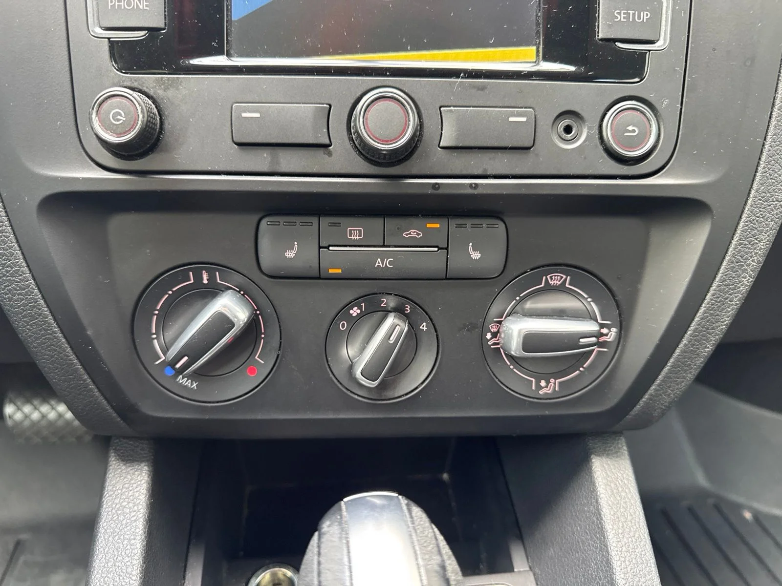 Used 2015  Volkswagen 1.8T SE image 21