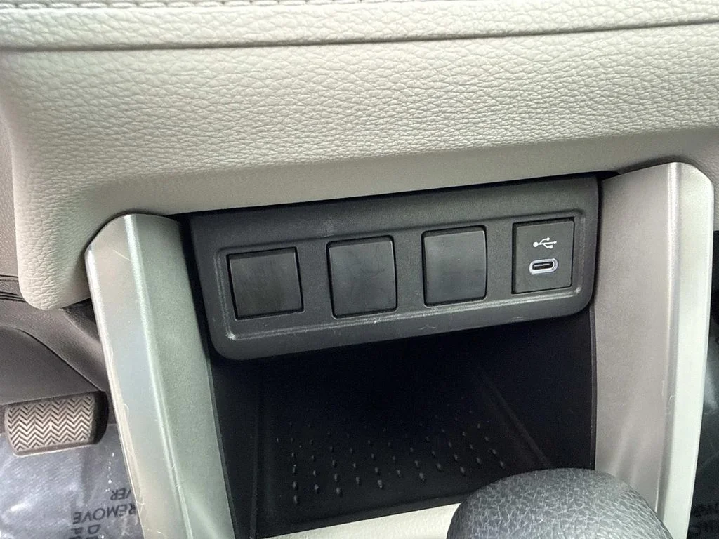 Used 2025  Toyota L image 30