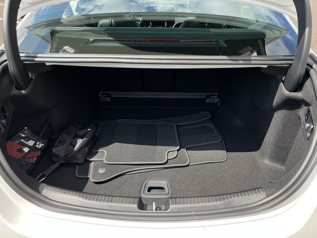 New 2026 MANUFAKTUR Moonlight White Metallic Mercedes-Benz AMG® C 43 4MATIC Sedan image 7